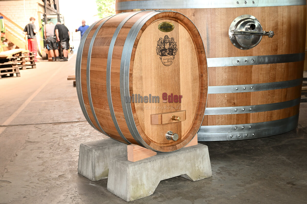 grossfass_oval_300l_holztuer_1